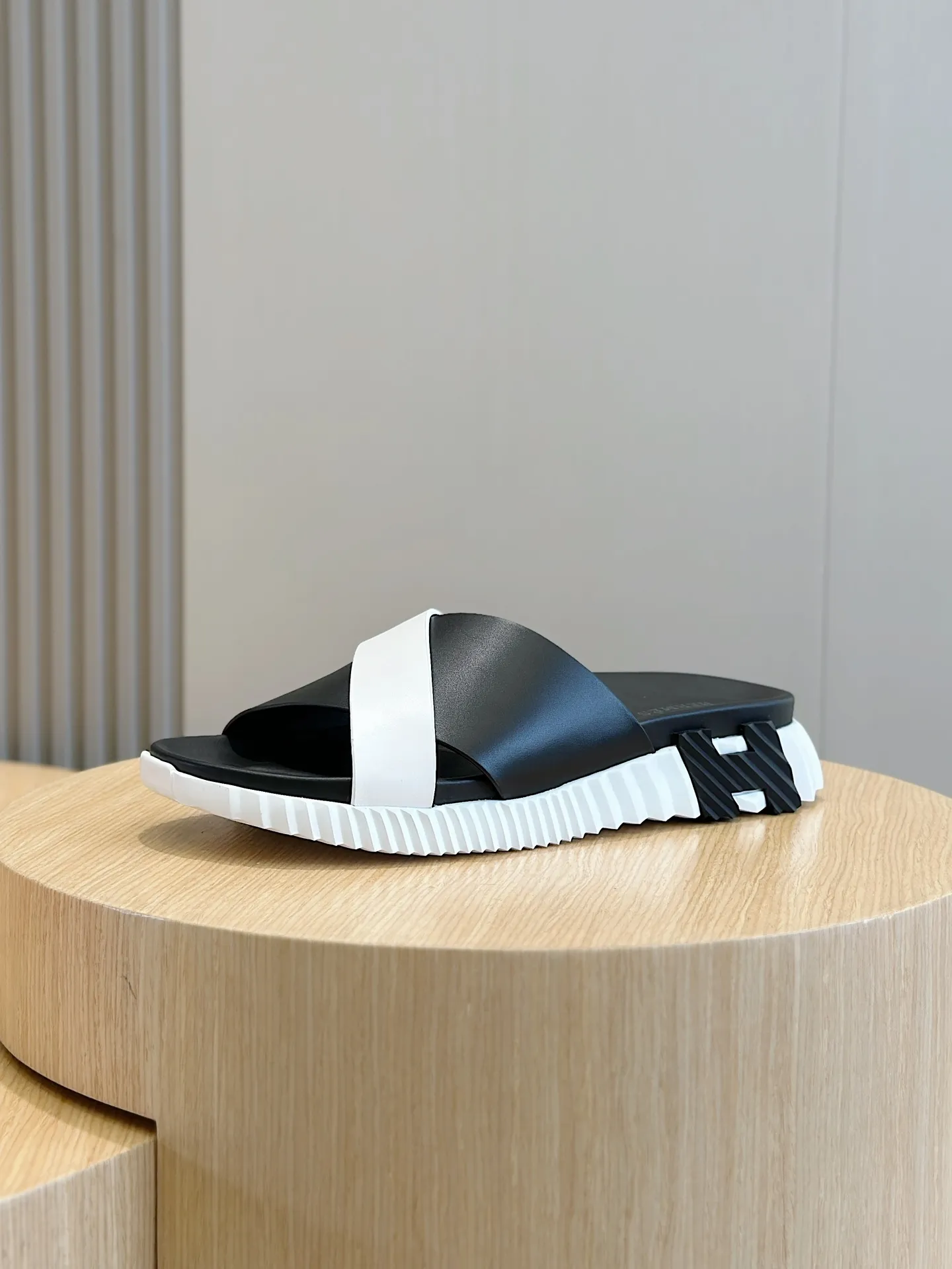 [HERMÈS] Top men's shoes 💰: 340💰 Size: 39-44 (38.45 46 custom-made) Herme*H Home Hermès Men's Sandals and Slippers - Original Replica Purchase the original version and make it one to one, the outsole is privately modeled, and the outsole color corresponding to each color is the same as the original version. Come to those who know the stuff 💪 The ultra-light soles are designed in contrasting colors, and they feel so comfortable on your feet! Calfskin, cowhide feet, private mold outsole.